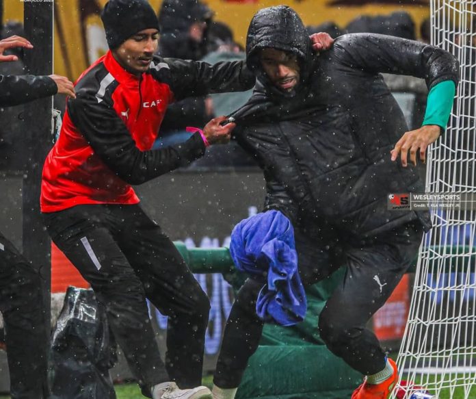AFCON 2025 host nation Morocco volunteer and Senegalese substitute goalkeeper fighting over Mendy's towel. PHOTO CREDITS: Kla Wesley/BETTOMAX.